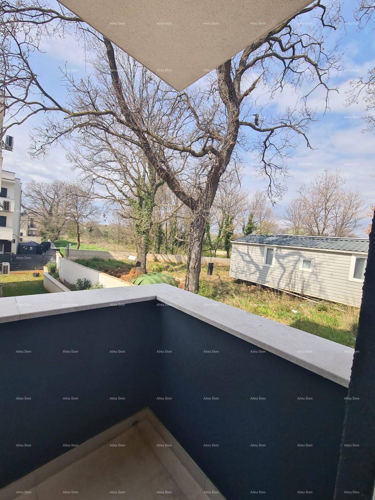 Balkon mit Blick auf Bäume und die grüne Umgebung, ideal zum Entspannen im Freien.