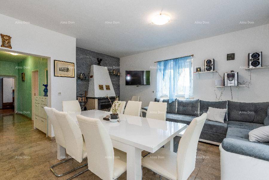 Heller Wohn- und Essbereich mit modernem Esstisch, bequemer Couch und Kamin.