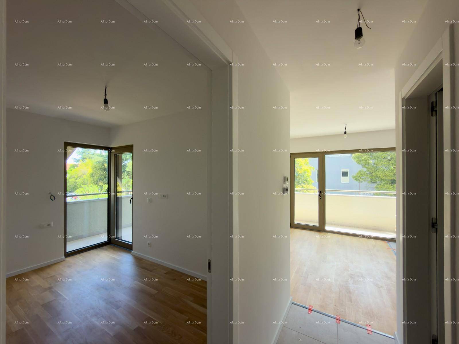 Innenräume mit Holzboden und Fliesen, die zu einem Balkon mit grüner Aussicht führen.