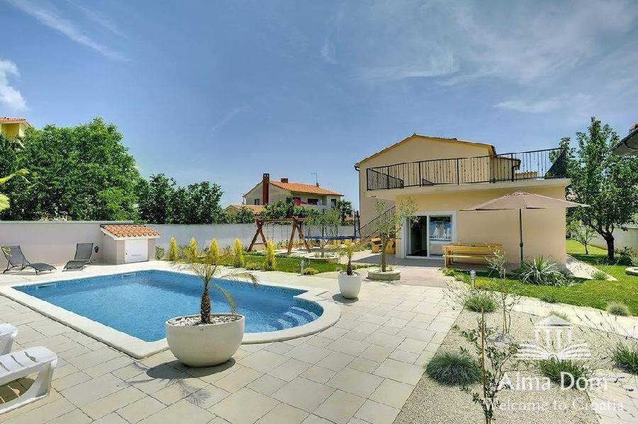 Gepflegter Garten mit Pool, Liegebereich und direktem Zugang zum Wohnhaus.