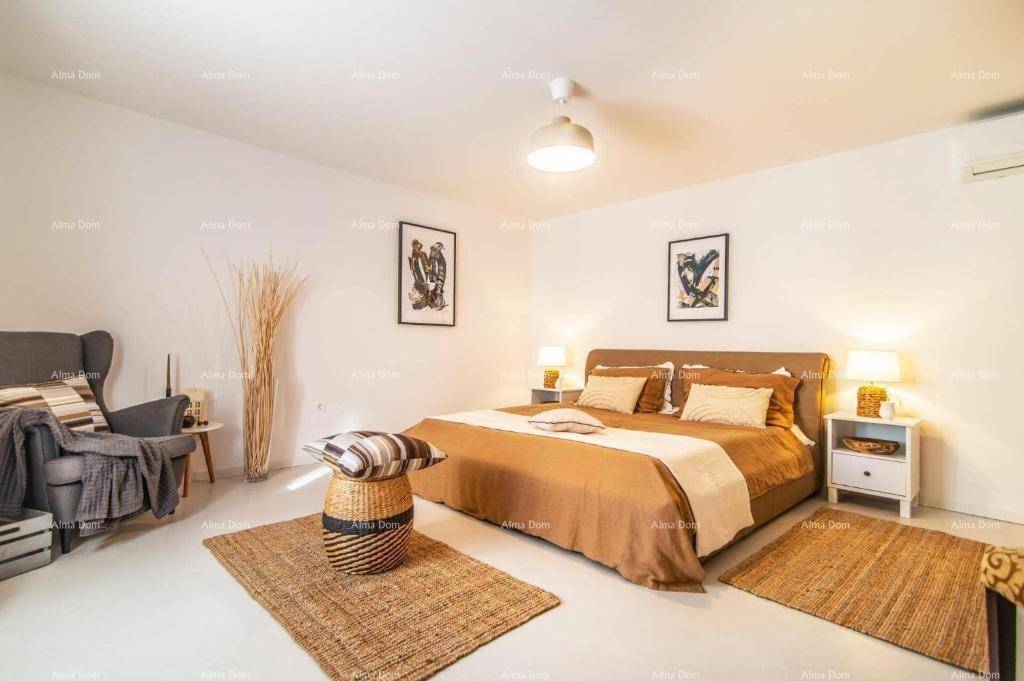 Geräumiges Schlafzimmer mit großem Bett, Nachttischen und indirekter Beleuchtung für eine gemütliche Atmosphäre.