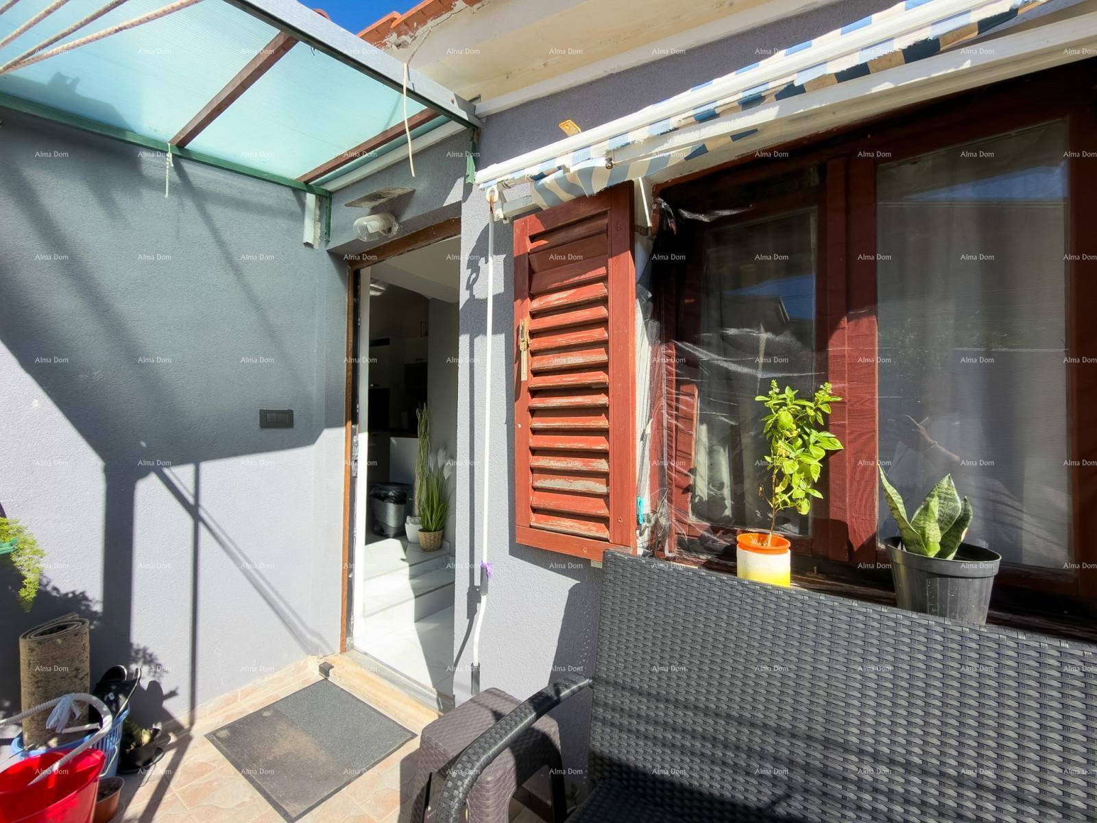 Gemütliche Terrasse mit Sitzgelegenheiten und Zugang zum Innenbereich des Hauses.