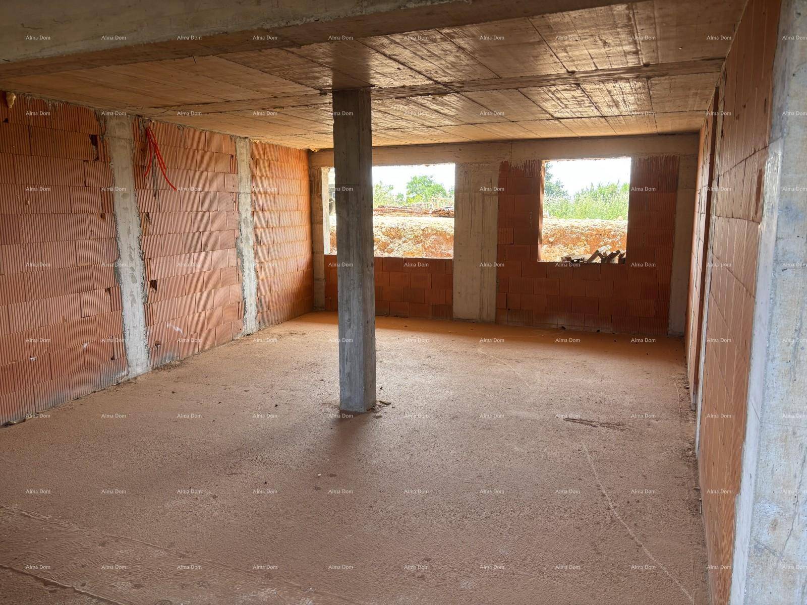 Rohbau-Innenraum mit Betonboden, einer tragenden Säule und unverputzten Ziegelwänden, bereit für den Ausbau.