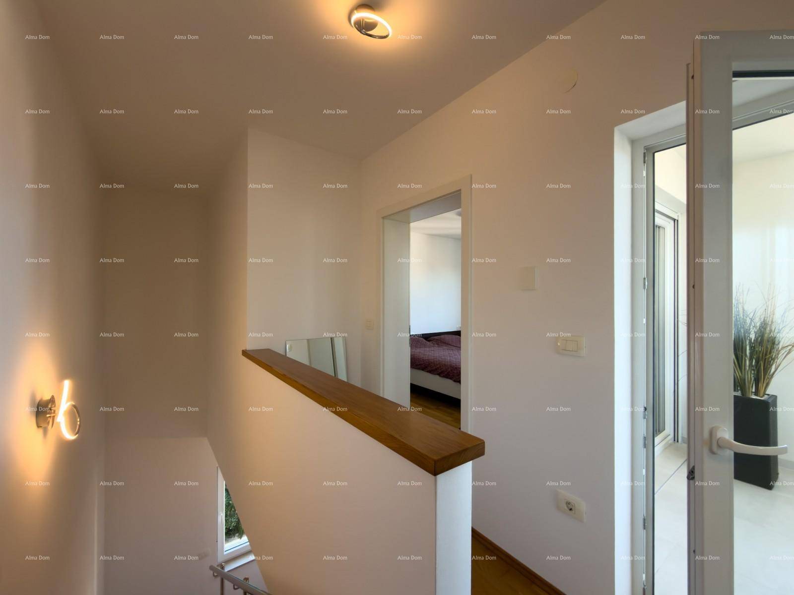 Heller Treppenabsatz mit Holzakzenten und Zugang zu einem Schlafzimmer sowie einem Außenbereich.