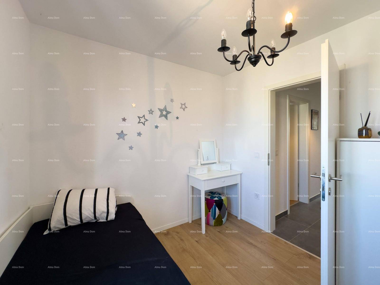 Freundliches Schlafzimmer mit Einzelbett, Schreibtisch und Sternenwanddekoration.