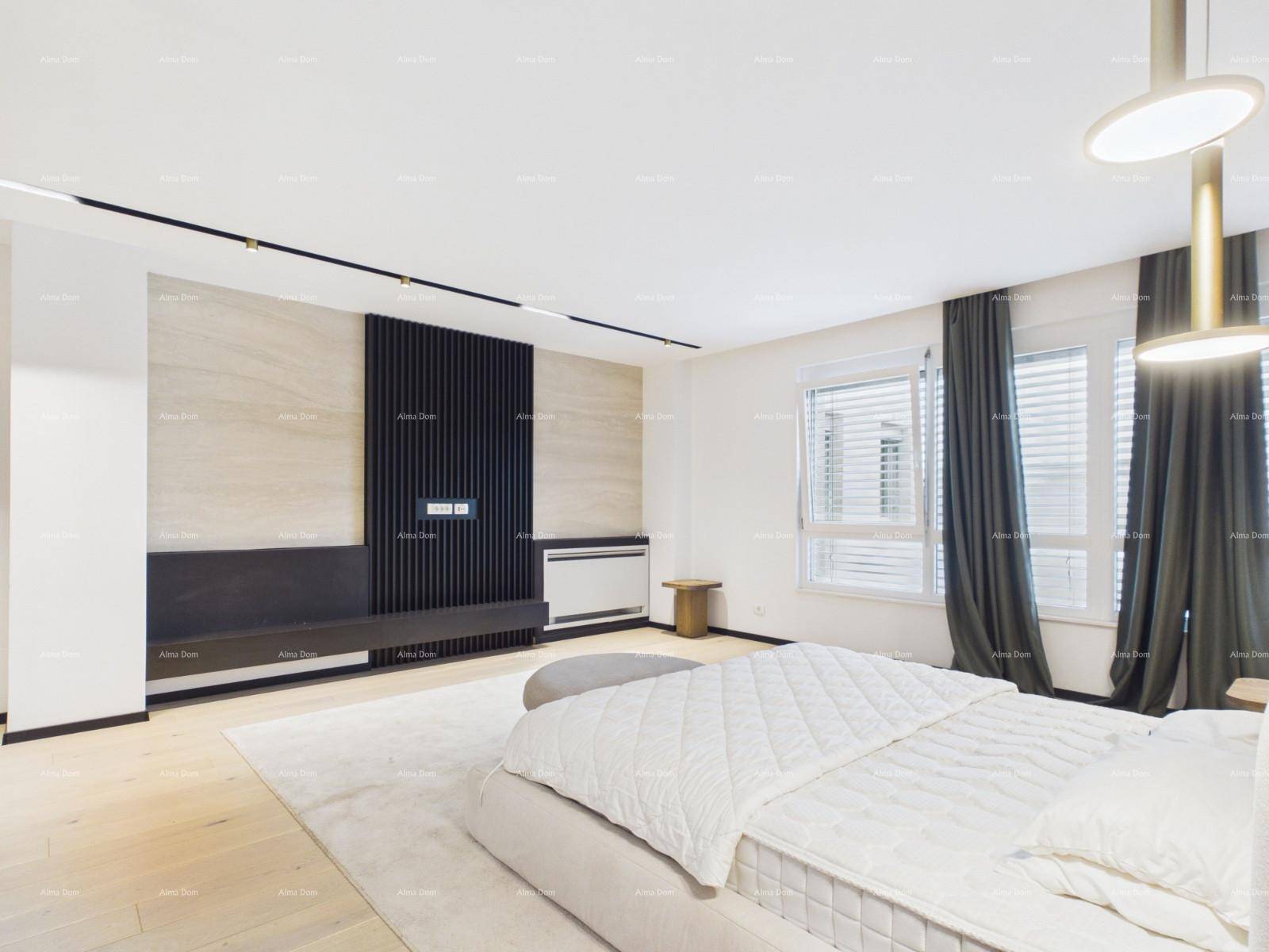 Helles Schlafzimmer mit großem Bett, Medienwand und großen Fenstern für viel Licht.