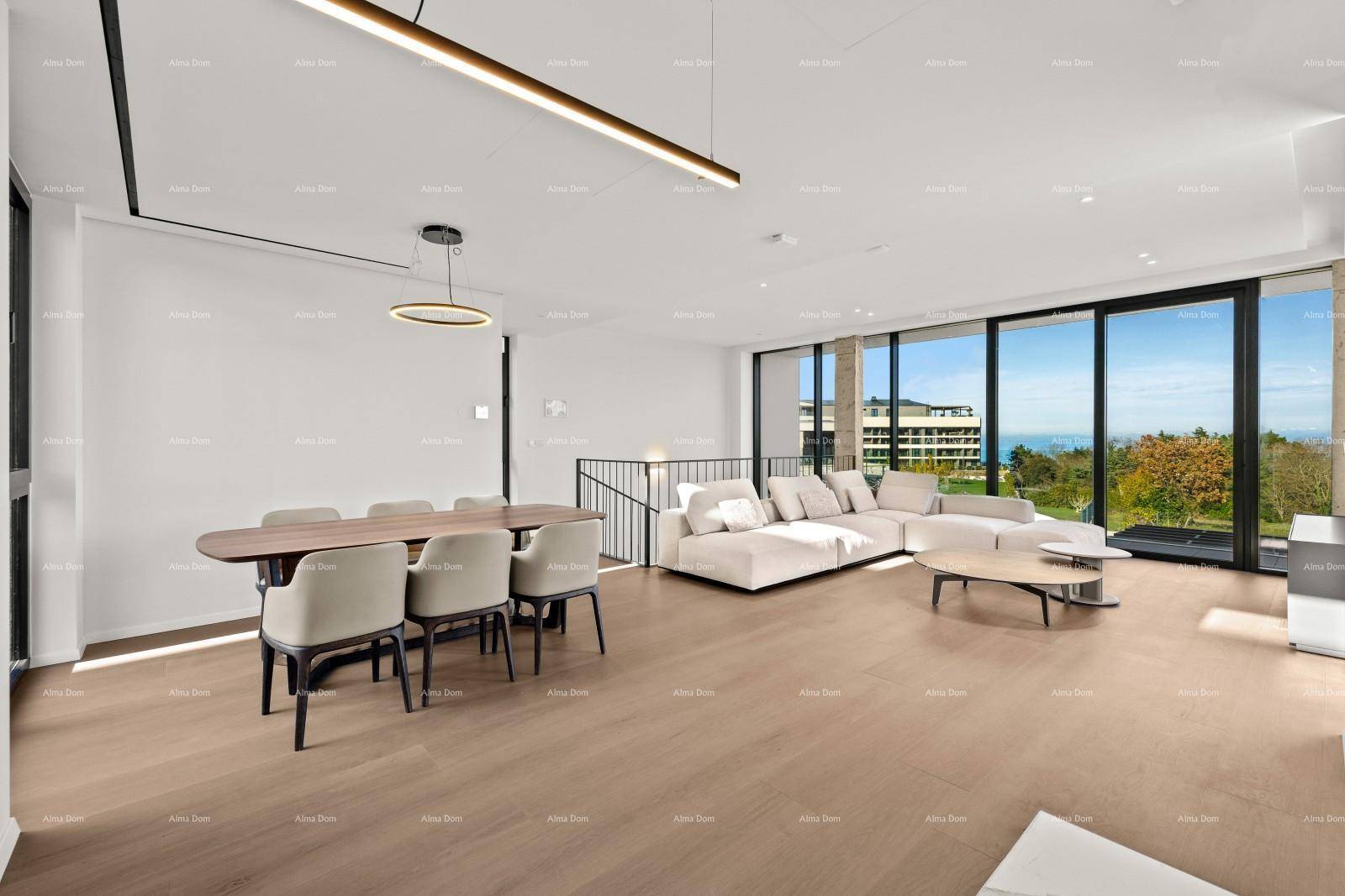 Heller Wohn- und Essbereich mit modernem Design, Holzboden und Zugang zur Terrasse.