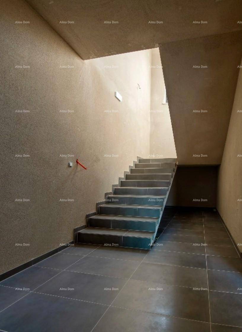 Moderne Treppe im Rohbau mit Fliesenstufen und unverputzten Wänden, gut beleuchtet.