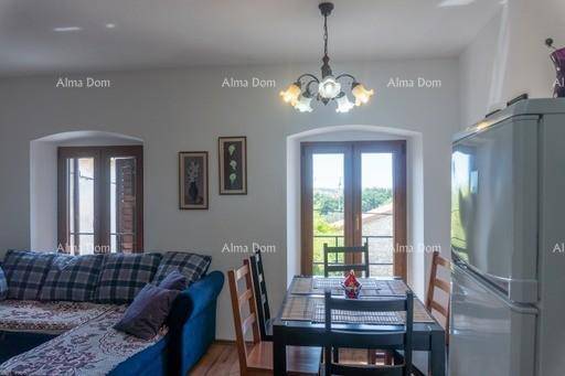 Heller Wohn- und Essbereich mit Sofa und Esstisch, große Fenster lassen viel Licht herein.