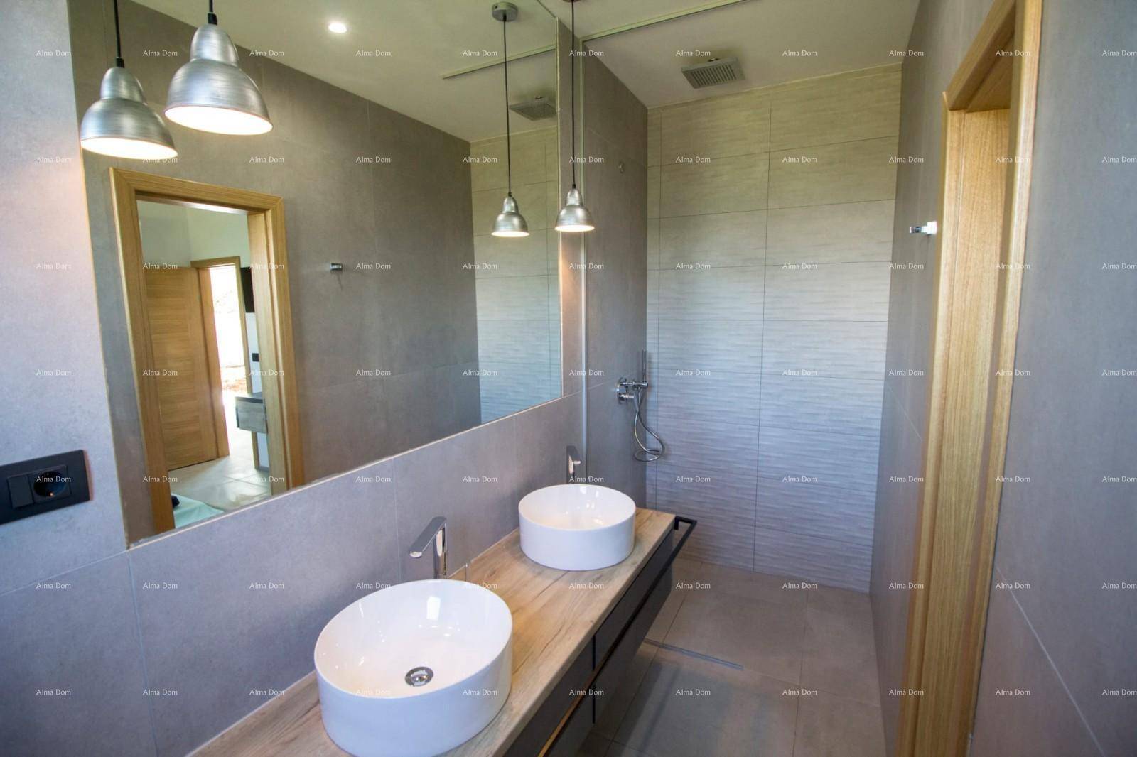 Modernes Badezimmer mit großem Spiegel, Doppelwaschbecken und eleganten grauen Fliesen.