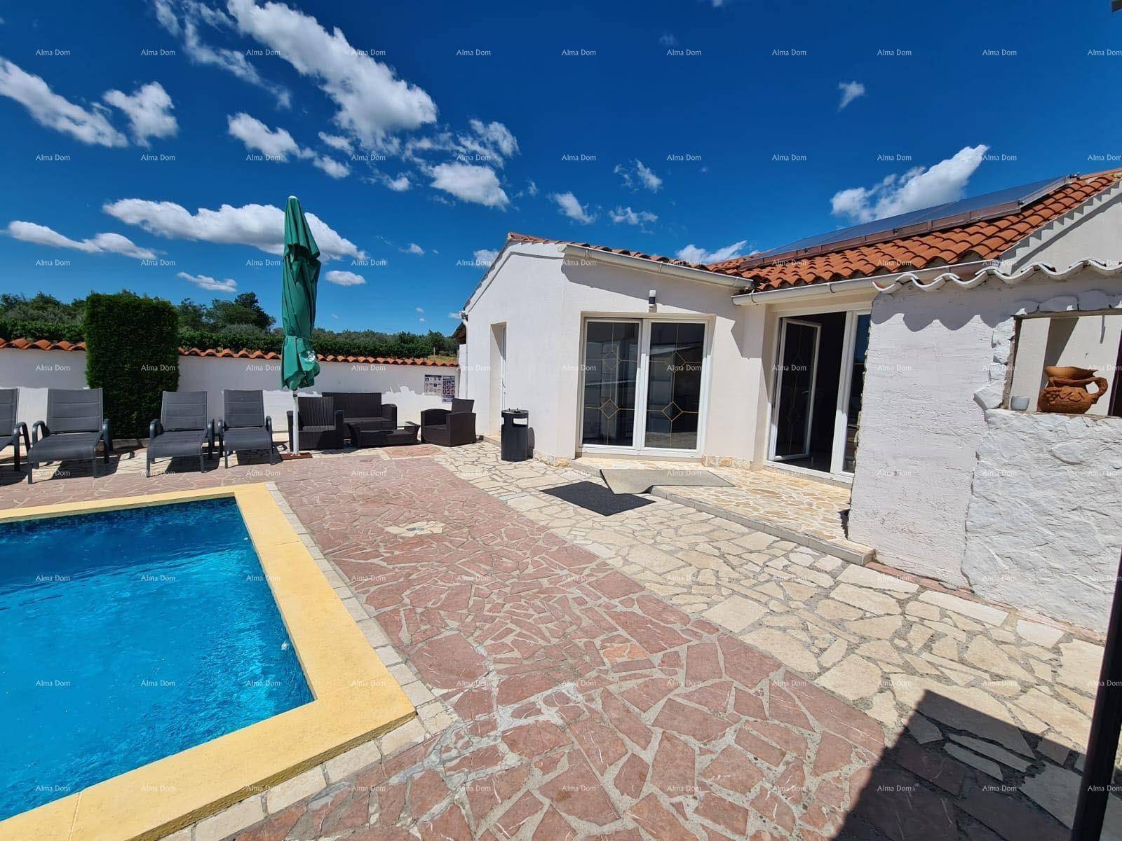 Große Terrasse mit Poolzugang, Liegestühlen und Blick auf das Haus.