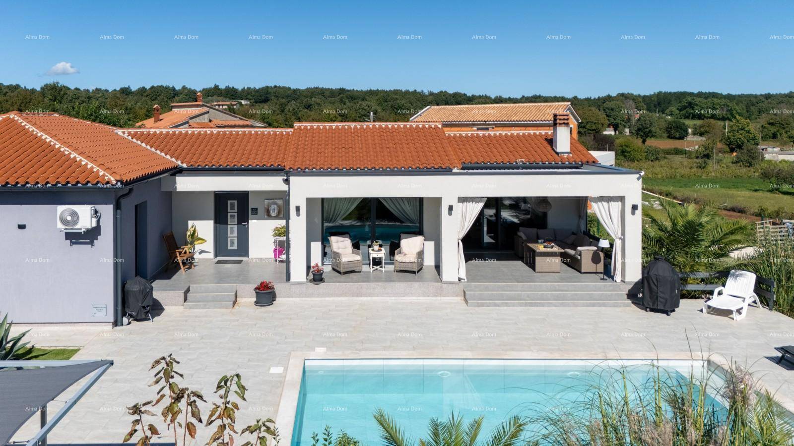 Große Sonnenterrasse mit Pool, Lounge-Möbeln und Essbereich im Freien.