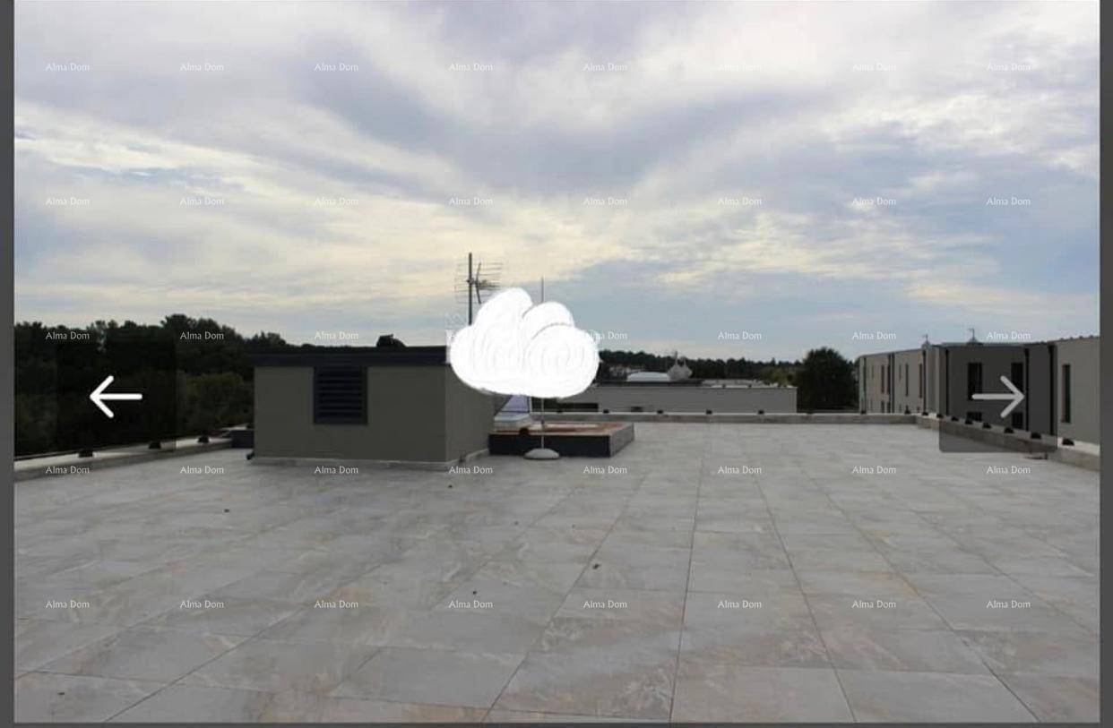 Flaches Dach mit großen grauen Fliesen und Blick auf die Umgebung unter bewölktem Himmel.