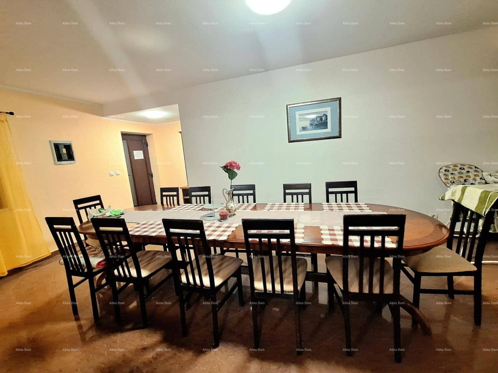 Großer Essbereich mit langem Holztisch und vielen Stühlen, ideal für Familienessen.