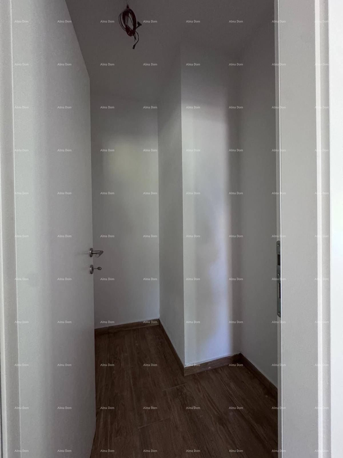 Kleiner Abstellraum oder Nische mit Holzboden und weißen Wänden, ideal für zusätzlichen Stauraum.
