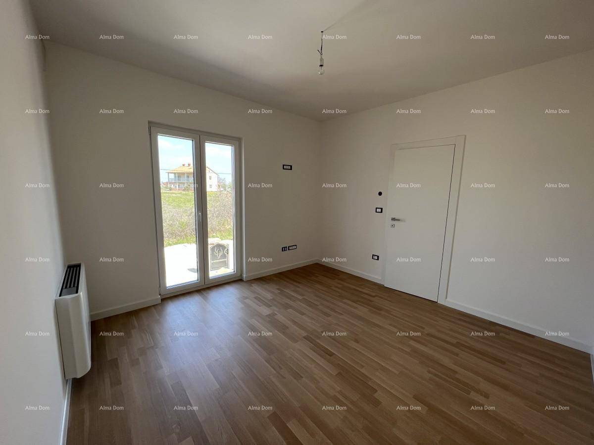 Helles Schlafzimmer mit Eichenparkettboden und direktem Zugang zu einem Außenbereich.