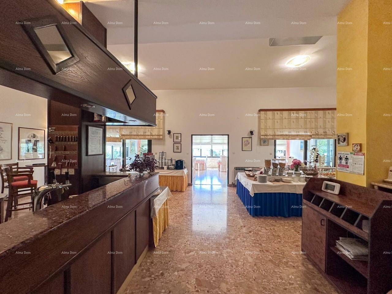 Geräumiger Speisesaal mit Buffetbereich und Blick auf den Außenbereich, ideal für Frühstück oder Veranstaltungen.