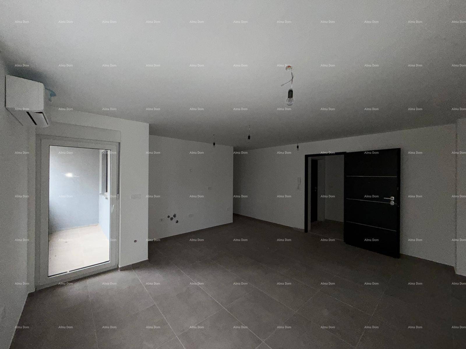 Helles, leeres Wohnzimmer mit Fliesenboden und Zugang zu einem weiteren Raum oder Balkon.