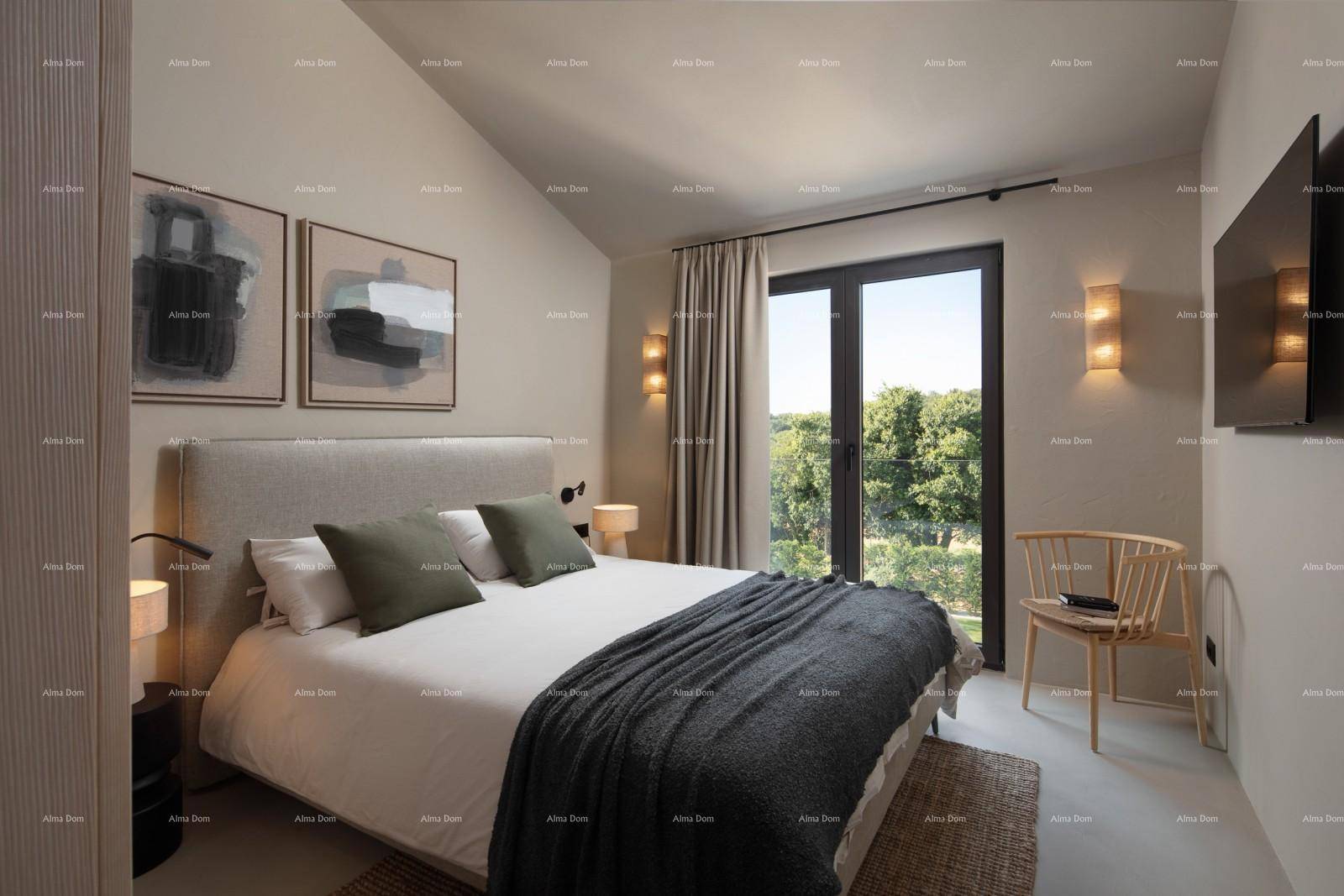 Helles Schlafzimmer mit Dachschräge, großem Fenster und Blick ins Grüne.