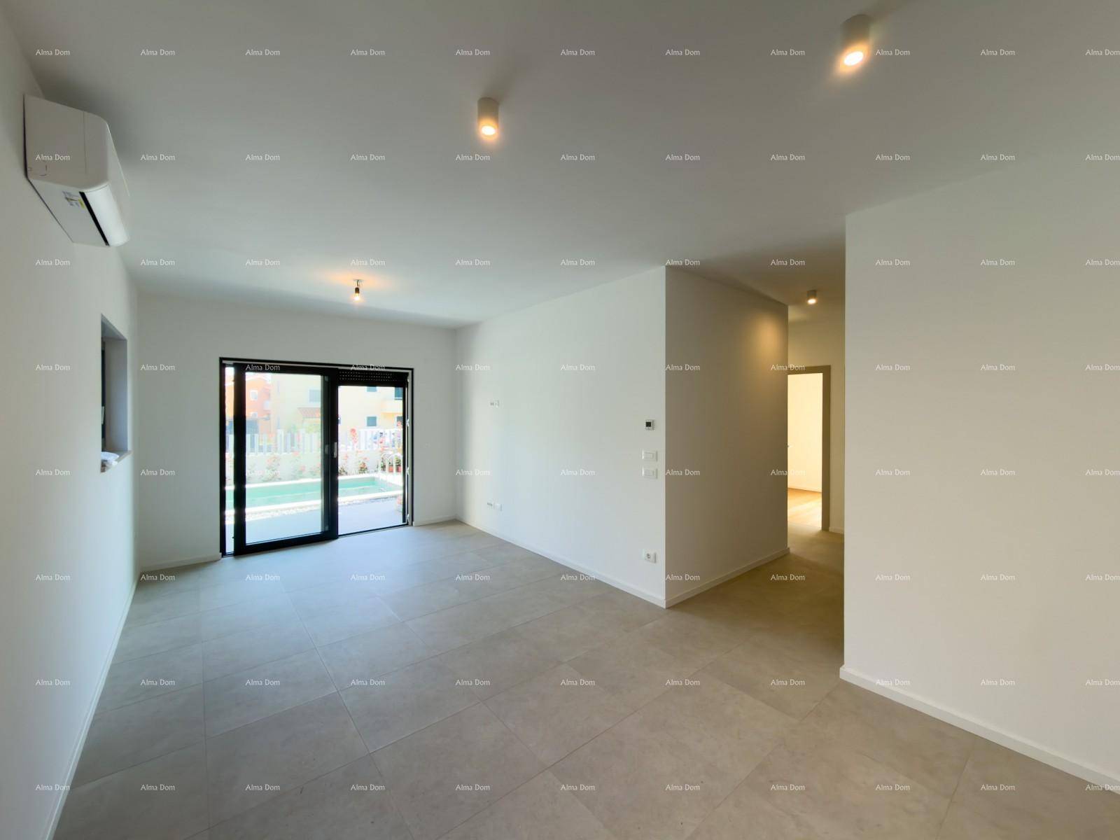 Großzügiges Wohnzimmer mit Fliesenboden, Klimaanlage und viel Tageslicht durch große Fenster.