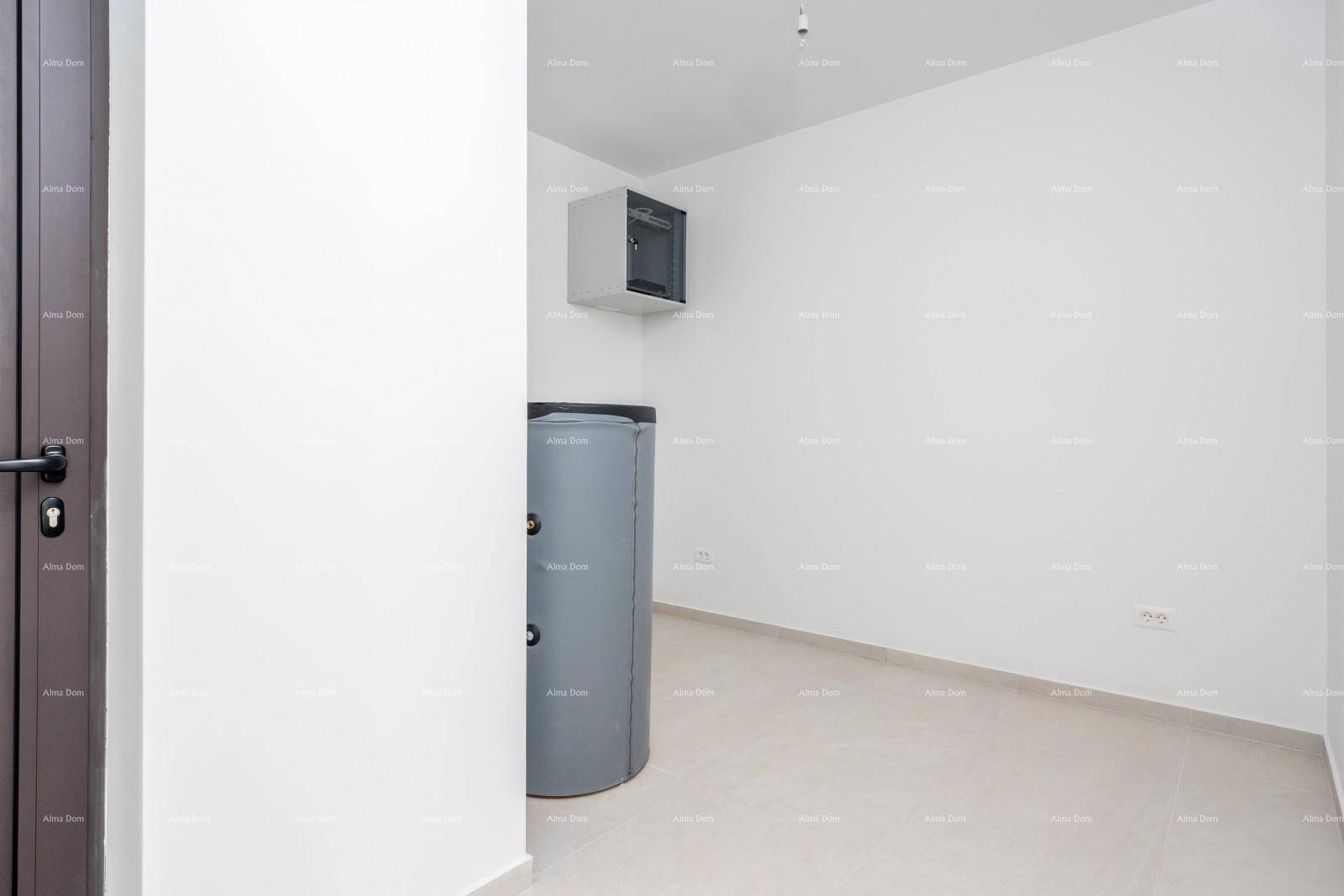 Hauswirtschaftsraum mit Warmwasserspeicher und elektrischem Verteilerkasten.