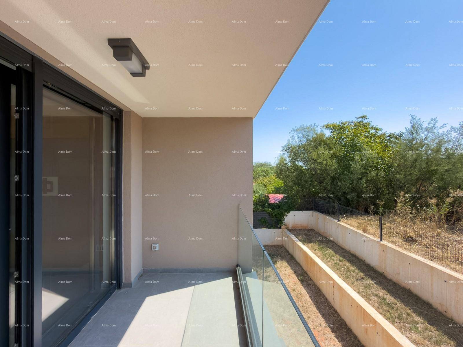 Heller Balkon mit Glasgeländer und seitlichem Blick auf die umliegende Natur und den Gartenbereich.