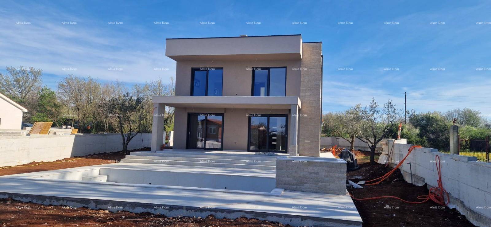 Ein modernes Haus im Bau mit Rohbau des Pools und unfertigem Außenbereich unter blauem Himmel.