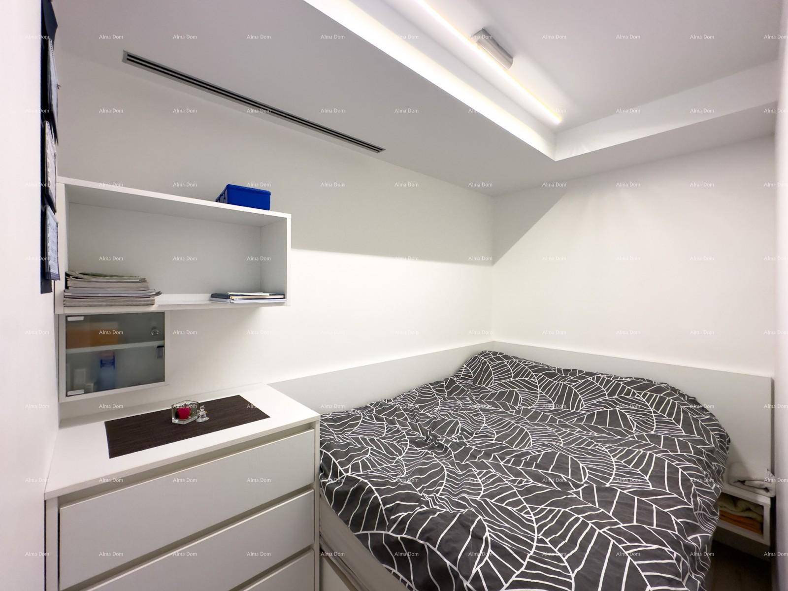 Gemütliches Schlafzimmer mit platzsparendem Bett und integrierten Regalen und Schubladen.