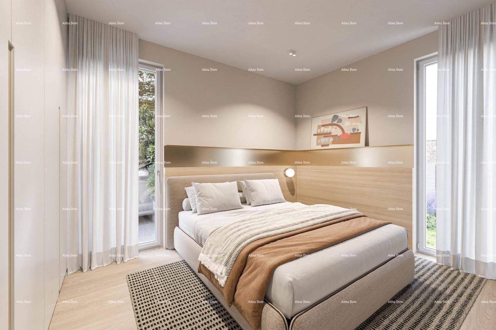 Helles Schlafzimmer mit Holzboden, großem Bett und Zugang zu einem Außenbereich.