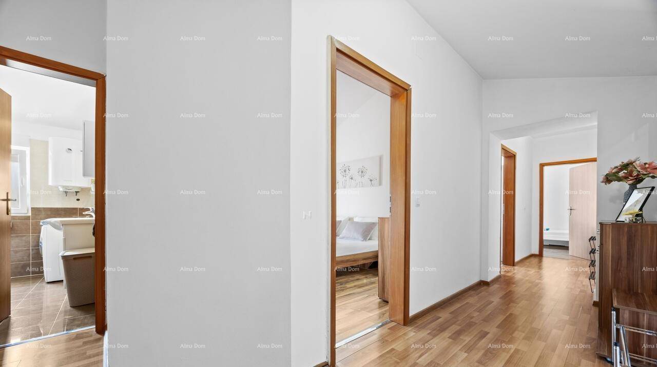 Heller Flur mit Holztüren und -rahmen, der zu verschiedenen Zimmern der Wohnung führt.