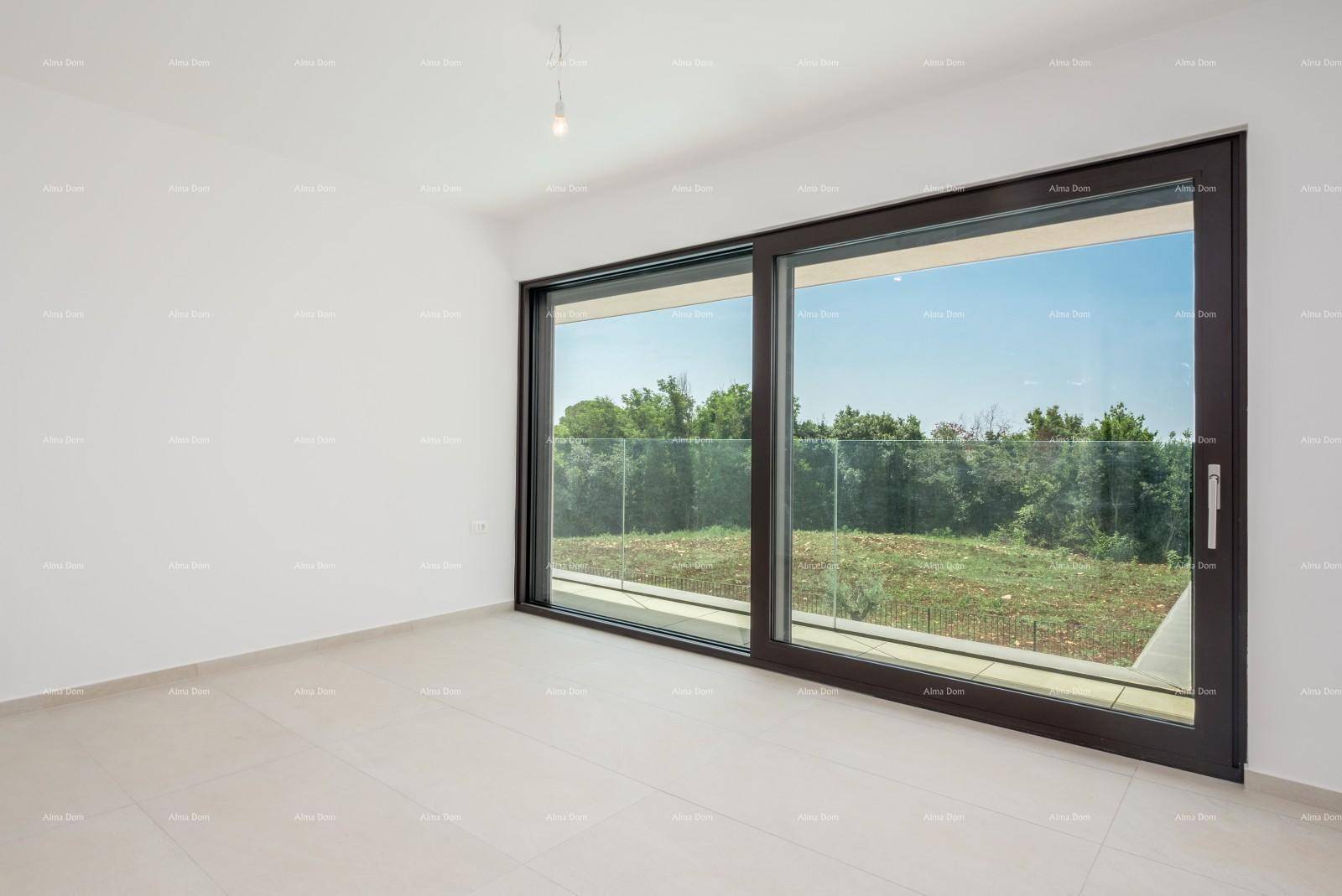 Geräumiges Schlafzimmer mit großen Schiebetüren und weitem Blick über die Landschaft.