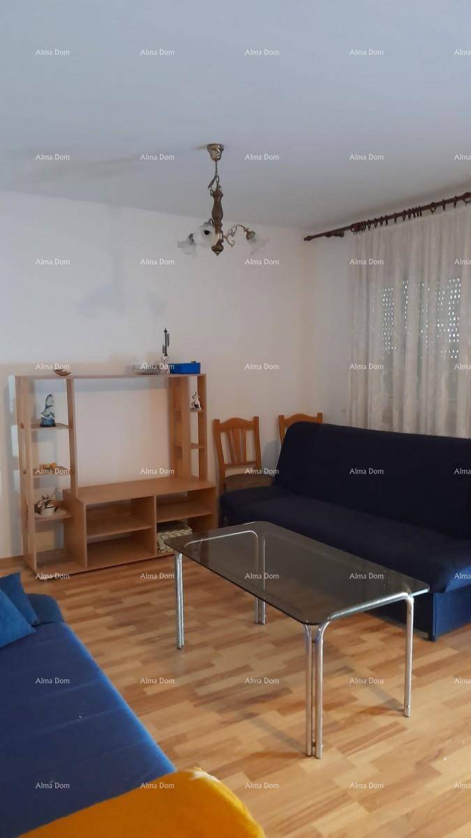 Helles Wohnzimmer mit Parkettboden, Sofa und einem Couchtisch aus Glas, ideal zum Entspannen.