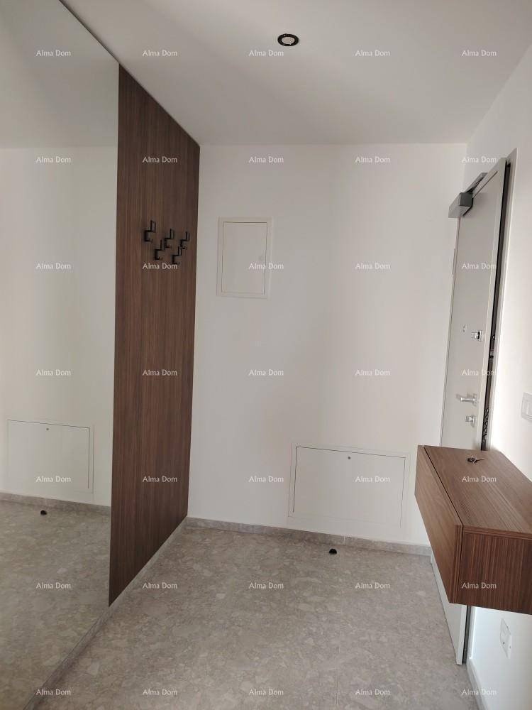 Moderner Flur mit integrierter Garderobe und schwebender Konsole am Eingang.
