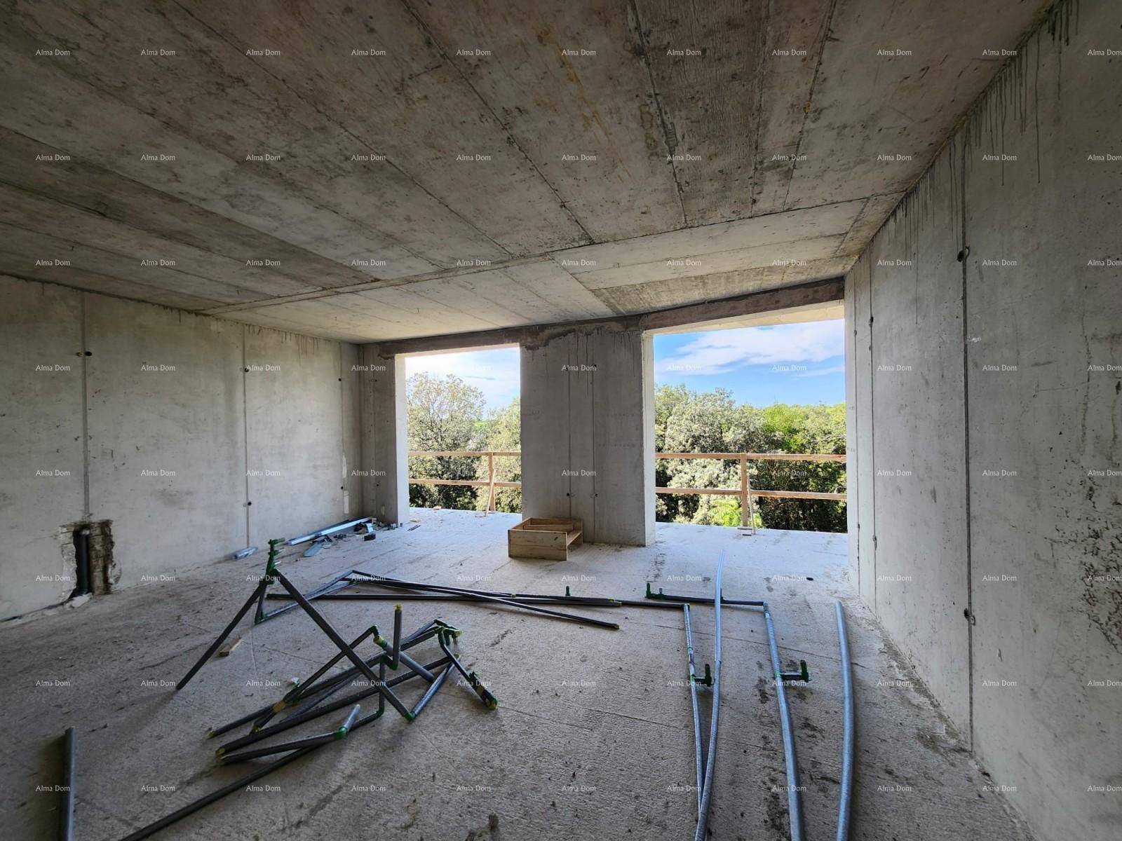 Unfertiger Raum mit Betonwänden und zwei großen Fensteröffnungen, die einen Blick ins Grüne bieten.