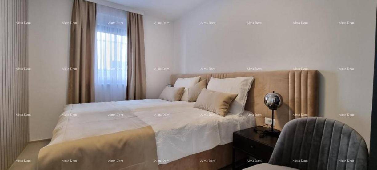 Elegantes Schlafzimmer mit großem Bett, Nachttisch und stilvoller Wandverkleidung.