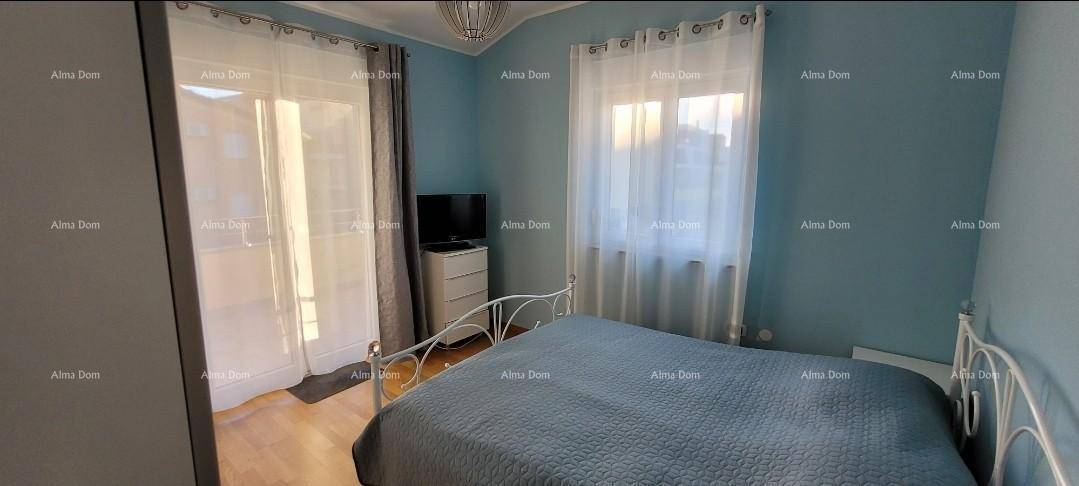 Helles Schlafzimmer mit Doppelbett, Fernseher und direktem Zugang zum Balkon.