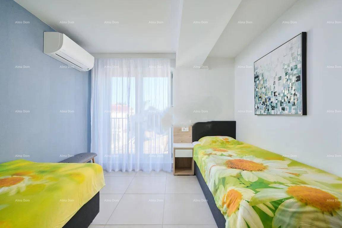 Helles Schlafzimmer mit zwei Einzelbetten, Klimaanlage und Balkonzugang, perfekt für Gäste.