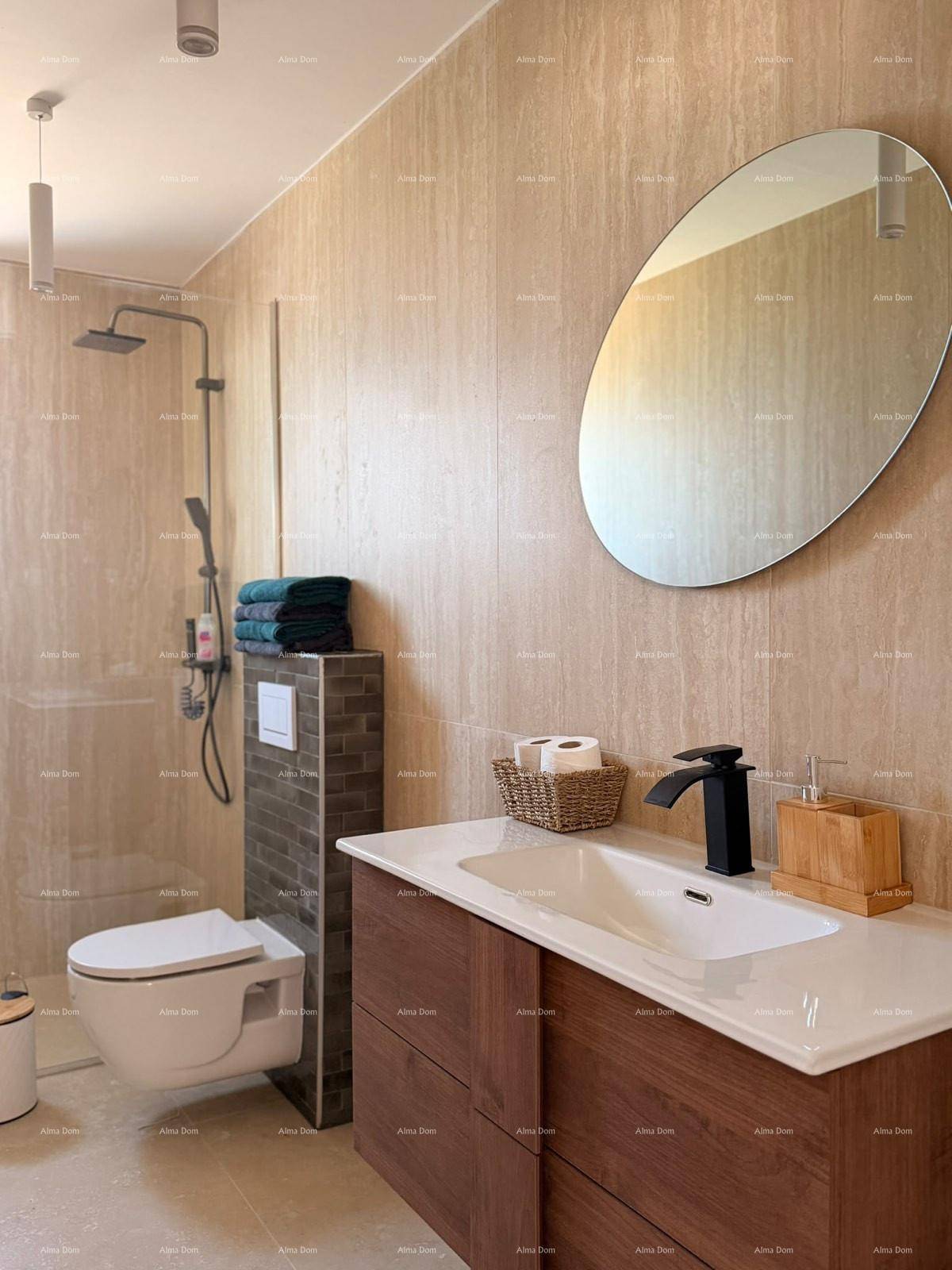 Modernes Badezimmer mit begehbarer Dusche, Wand-WC und ovalem Spiegel.