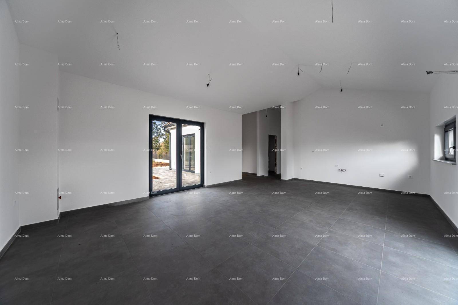 Weitläufiger, unmöblierter Wohnbereich mit viel Tageslicht und Terrassenzugang, ideal für offenes Wohnen.