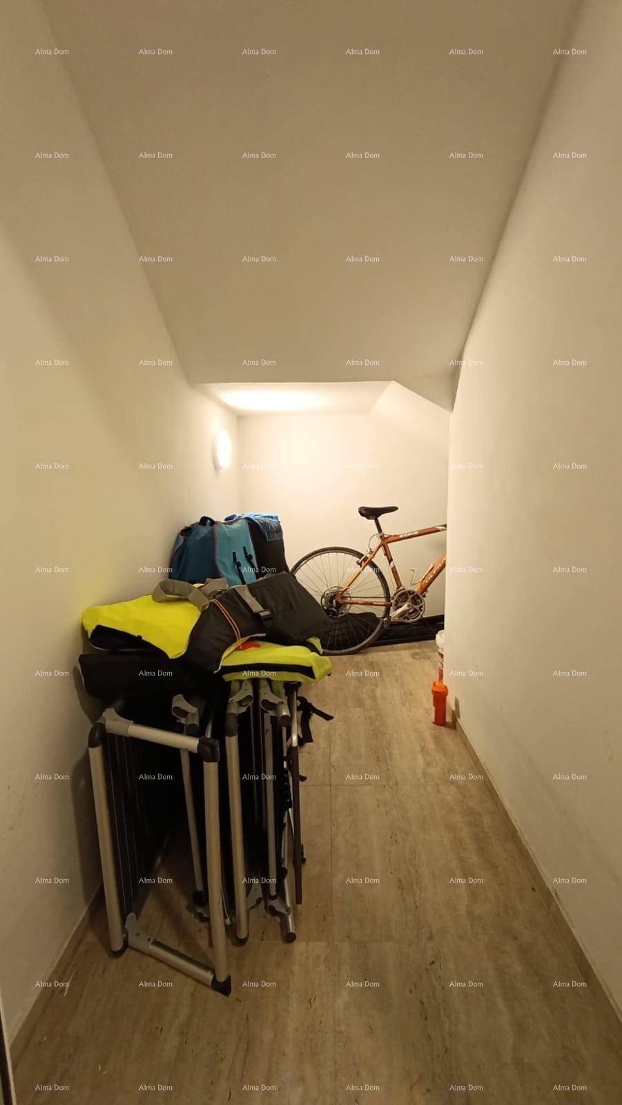Praktischer Abstellraum mit Fahrrad und weiterer Ausrüstung.