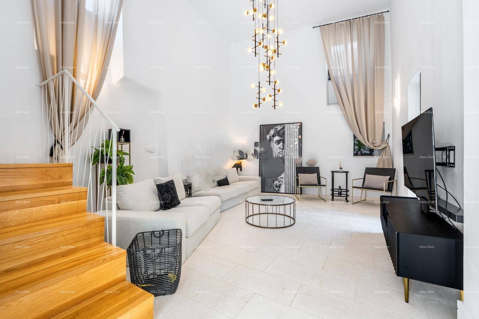 Geräumiges Wohnzimmer mit hohen Decken, moderner Einrichtung und Holztreppe.