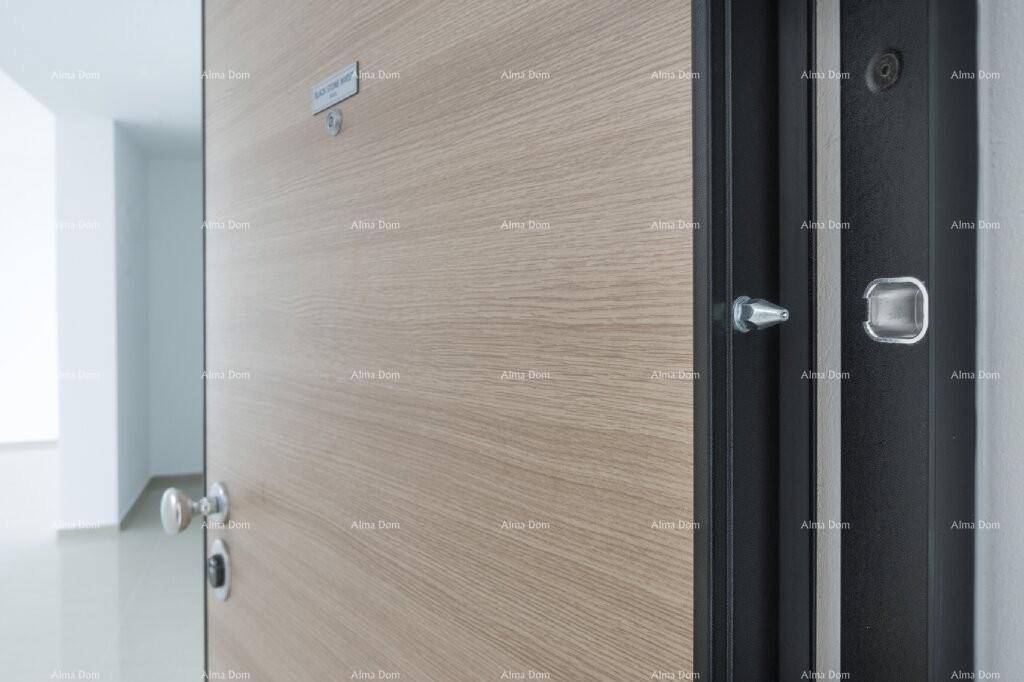 Moderne Eingangstür in Holzoptik mit elegantem Griff und hellem Flur.