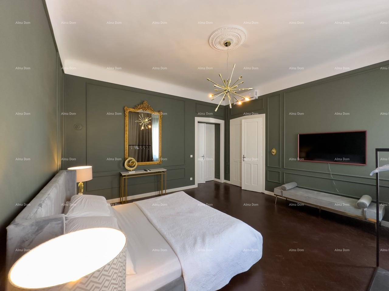 Stilvolles Schlafzimmer mit dunklem Holzboden, dekorativem Spiegel und moderner Deckenleuchte.