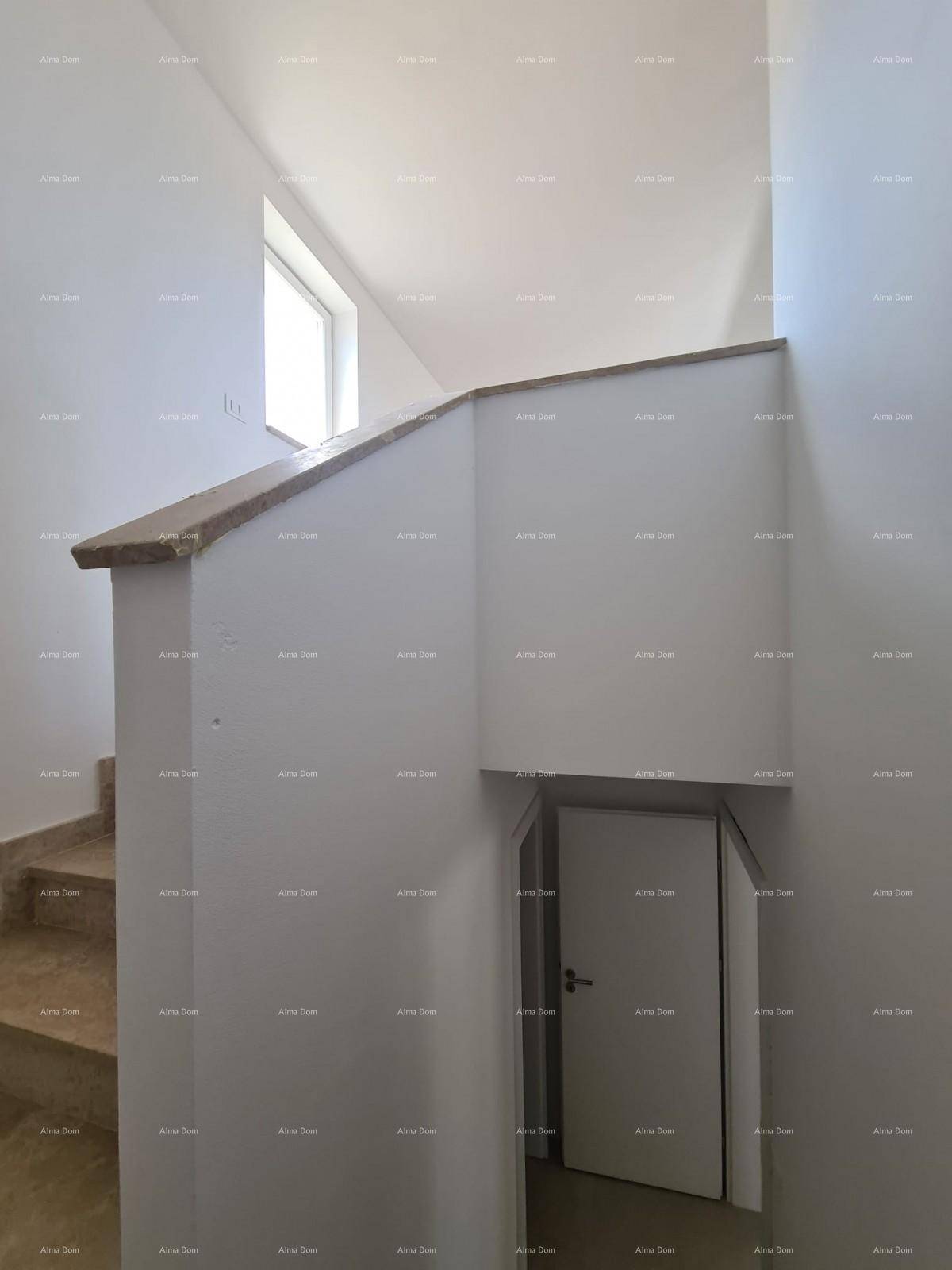 Treppenaufgang mit Steinstufen und einer Tür zu einem weiteren Raum.