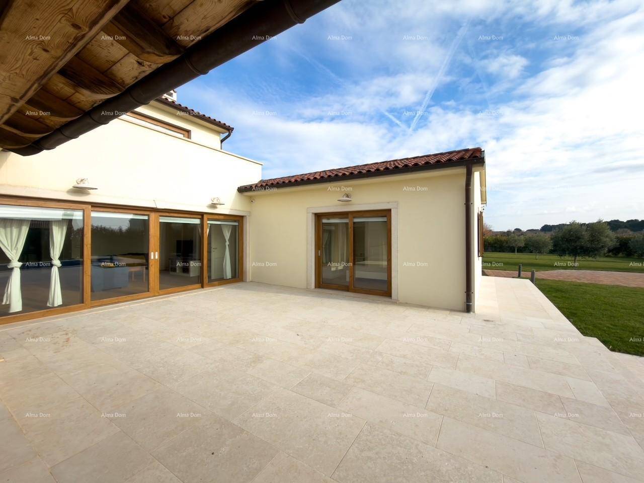 Große, sonnige Terrasse mit Fliesenboden und direktem Zugang zum Garten und Poolbereich.