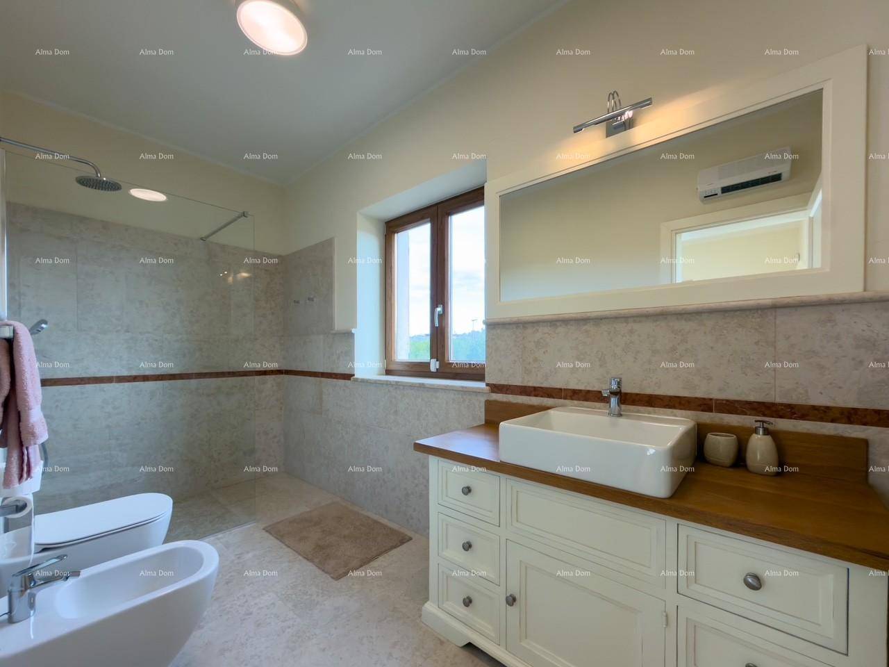 Modernes Badezimmer mit großem Spiegel, Einzelwaschbecken, WC, Bidet und begehbarer Dusche.