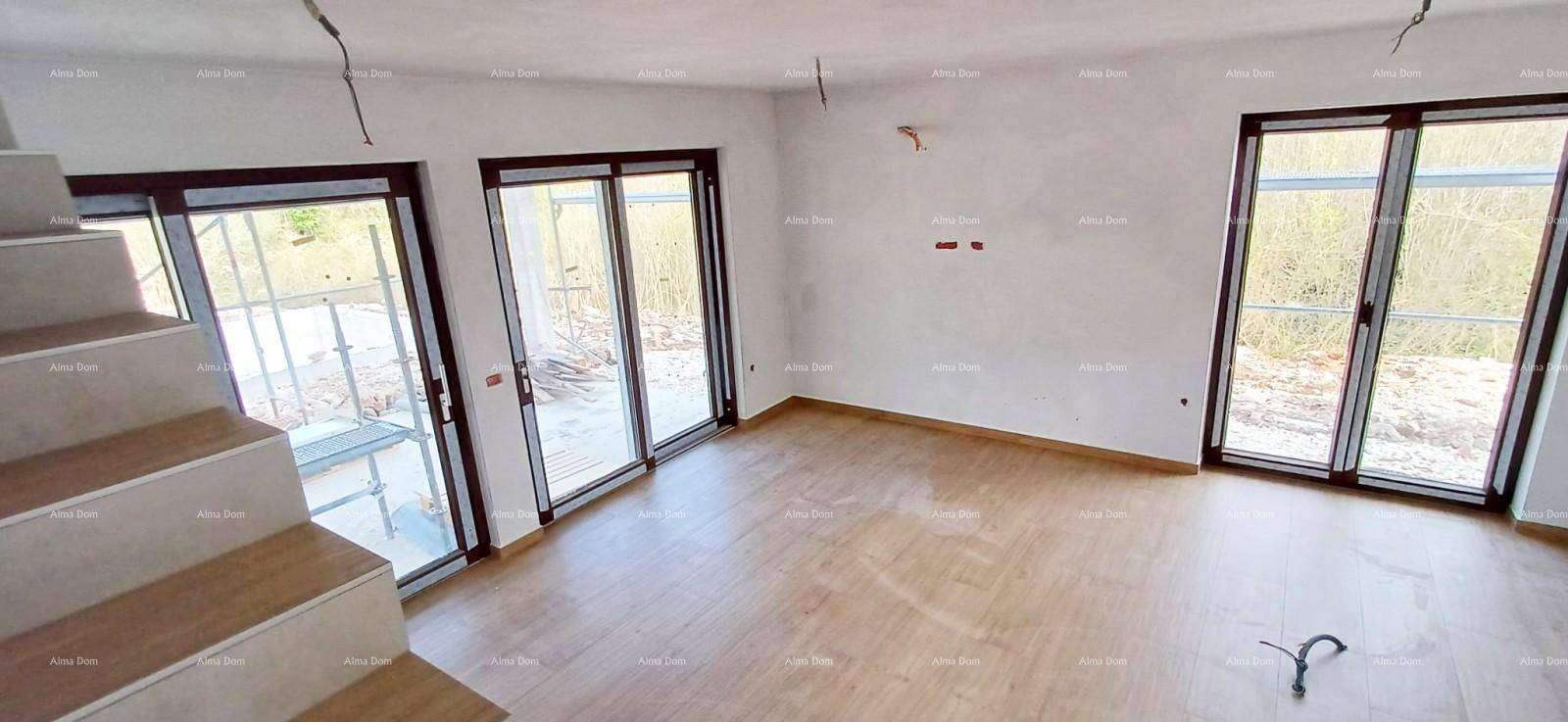 Heller Wohnbereich im Rohbau mit Treppe und großen Schiebetüren zur zukünftigen Terrasse.