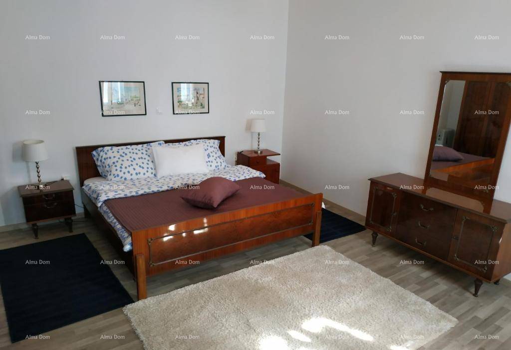 Komfortables Schlafzimmer mit Doppelbett, elegantem Holzschrank und einem weichen Teppich.