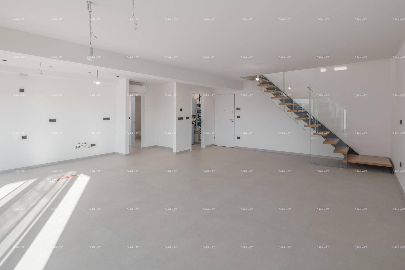Offener Wohnbereich mit moderner Treppe und viel Platz für individuelle Gestaltung und Einrichtung.