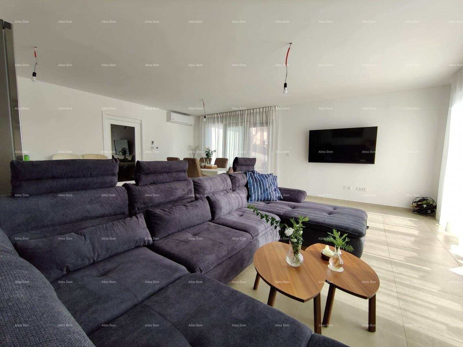Geräumiger offener Wohnbereich mit großem Ecksofa, Fliesenboden und Blick auf den Essbereich.